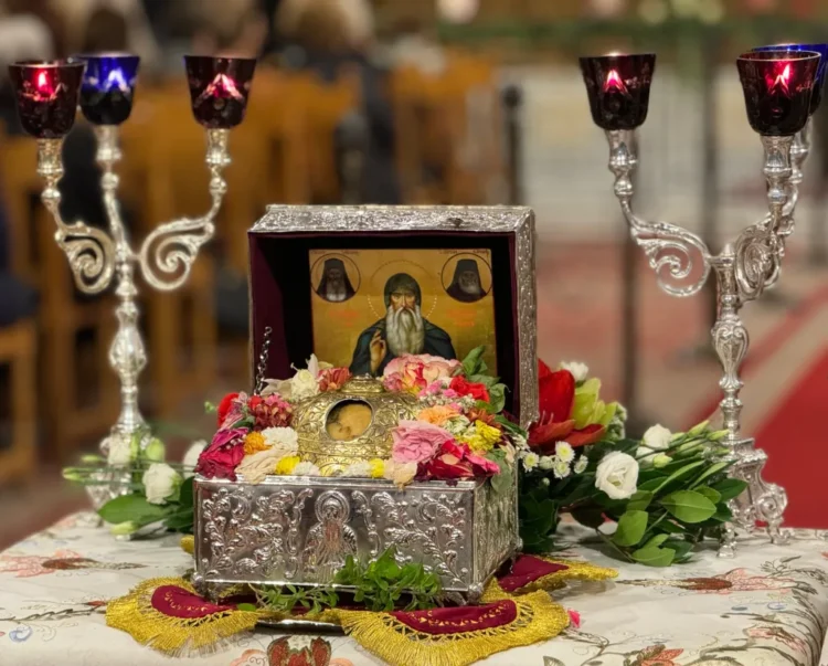 Με αμείωτη ροή ευσεβών πιστών συνεχίζεται η προσκύνηση της Τιμίας Κάρας του Οσίου Δαβίδ του Γέροντος