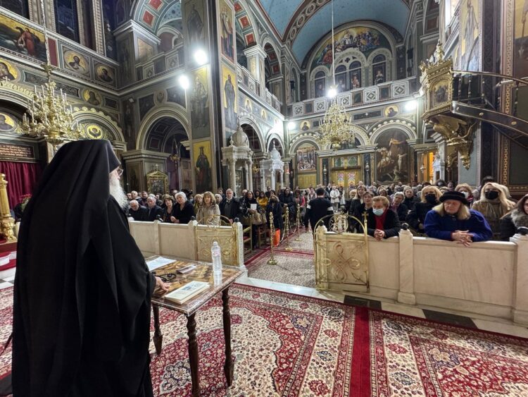 Πλήθη λαού στην ομιλία του Γέροντα Νεκταρίου στον Πειραιά