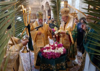 Η Κυριακή της Σταυροπροσκύνησεως στο Ιερό Προσκύνημα Παναγίας Εκατονταπυλιανής Πάρου