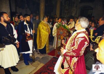 Πλήθος πιστών στους Δ΄ Χαιρετισμούς στον βυζαντινό Μυστρά