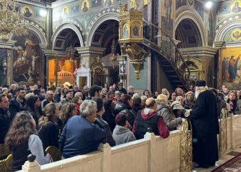 Το αδιαχώρητο στον Ι.Ν. Αγίου Κωνσταντίνου Πειραιά για να ακούσει τον Γέροντα Νεκτάριο