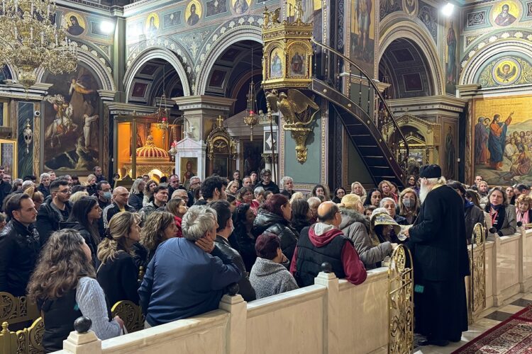 Το αδιαχώρητο στον Ι.Ν. Αγίου Κωνσταντίνου Πειραιά για να ακούσει τον Γέροντα Νεκτάριο