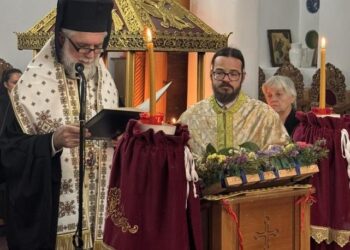 Ο ΕΠΙΣΚΟΠΟΣ ΣΚΟΠΕΛΟΥ ΣΤΑ ΚΑΜΠΙΑ ΔΙΡΦΥΩΝ ΓΙΑ ΤΟΥΣ ΠΡΩΤΟΥΣ ΧΑΙΡΕΤΙΣΜΟΥΣ