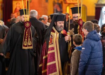 Με την ιαχή “Άξιος”  αποχαιρέτησαν οι Κορυτσαίοι τον Αρχιεπίσκοπο Αλβανίας Ιωάννη