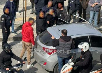 Λαμία: Αρχιμανδρίτης σε αμόκ έβριζε χυδαία και χτυπούσε αστυνομικούς γιατί του πήραν τις πινακίδες – Σοκαρισμένοι οι πολίτες δεν πίστευαν αυτό που έβλεπαν