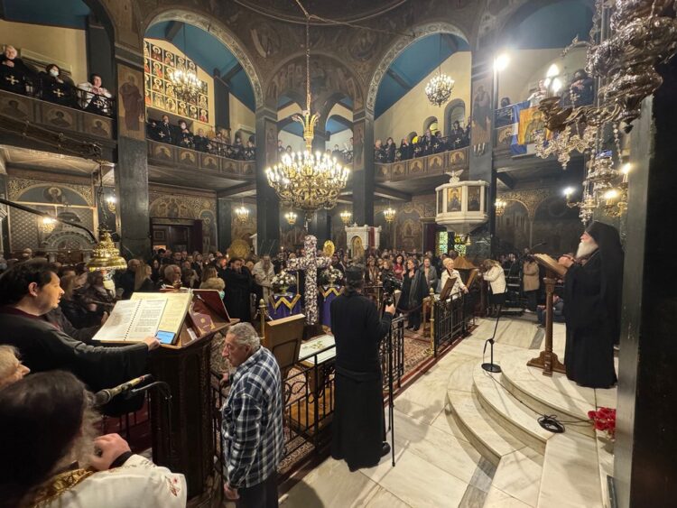 Η παρουσία του Γέροντα Νεκταρίου γεμίζει τους ναούς