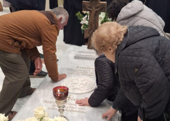 Δεκάδες άνθρωποι προσκυνούν καθημερινά τον τάφο του αλησμόνητου Αρχιεπισκόπου Αλβανίας