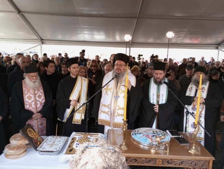 Τρισάγιο στον τόπο της τραγωδίας των Τεμπών τέλεσε ο Mητρ. Λαρίσης