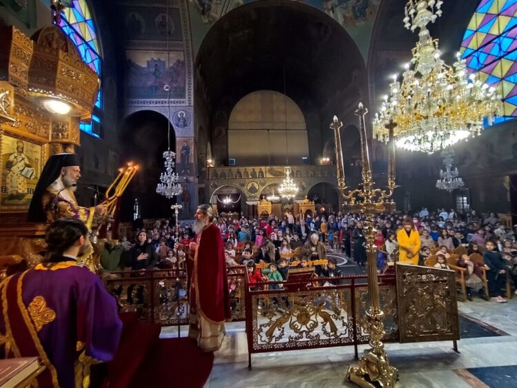 Μαθητική Θεία Λειτουργία: Με κατάνυξη και παιδαγωγικό λόγο η Προηγιασμένη Θ. Λειτουργίας στην Καρδίτσα