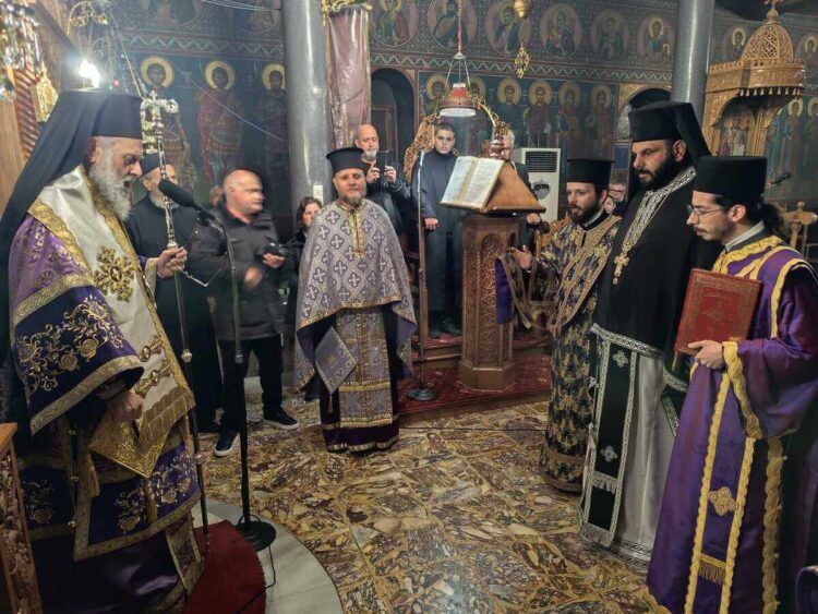 Χειροθεσία Πνευματικού από τον Μητροπολίτη Θεσσαλιώτιδος