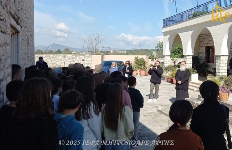 Τα Κάλαντα του Λαζάρου από μαθητές στον Μητροπολίτη Άρτης