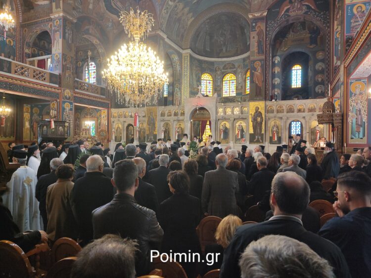 Σε κλίμα συγκίνησης το «ύστατο χαίρε» στον πατέρα του Μητροπολίτη Ιερωνύμου