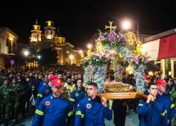Πλήθος πιστών στην Ακολουθία του Επιταφίου στην Καλαμάτα