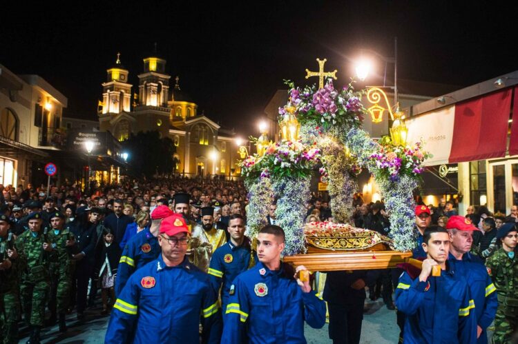 Πλήθος πιστών στην Ακολουθία του Επιταφίου στην Καλαμάτα