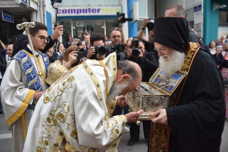 Η πόλη της Καρδίτσης κλίνει ευλαβώς γόνυ ενώπιον της Αγίας Ζώνης της Υπεραγίας Θεοτόκου