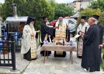 Εσπερινός προς τιμήν του Αγίου Χριστοφόρου, προστάτη των οδηγών στο παρεκκλήσι του σταθμού λεωφορείων στην Κατερίνη