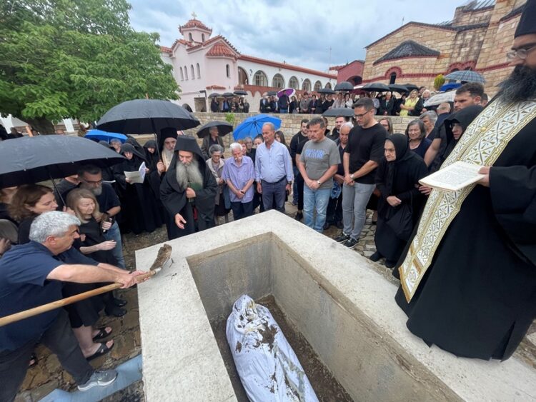 Η ΕΞΟΔΙΟΣ ΑΚΟΛΟΥΘΙΑ ΤΗΣ ΗΓΟΥΜΕΝΗΣ ΤΗΣ ΓΥΝΑΙΚΕΙΑΣ Ι. ΜΟΝΗΣ ΑΓ. ΔΗΜΗΤΡΙΟΥ ΣΤΕΦΑΝΙΟΥ