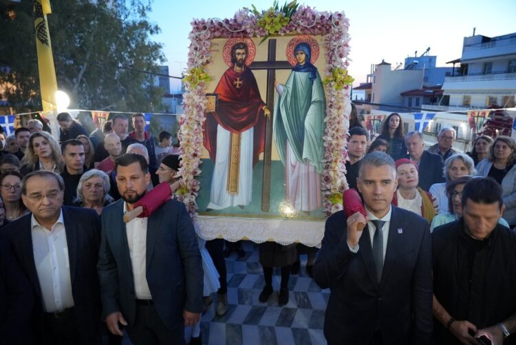 Ο Γέροντας Νεκτάριος στη λιτανεία της εικόνος των Αγίων Τιμοθέου και Μαύρας Ηλιουπόλεως