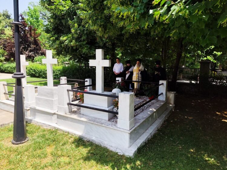 Τρισάγιο στους τάφους των Μακαριστών Αρχιερέων Κυρίλλου Καρμπαλιώτου και Κυρίλλου Χριστάκη