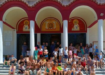 Ο Πρωτοσύγκελλος της Ι. Αρχιεπισκοπής στο καλοκαιρινό πρόγραμμα δημιουργικής απασχόλησης παιδιών