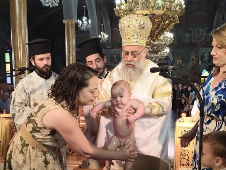 Βάπτιση μέσα στη Θεία Λειτουργία στην Καρδίτσα