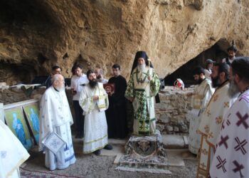 Θεία Λειτουργία στό Σπήλαιο τοῦ Ἁγίου Νικολάου Βαράσοβας