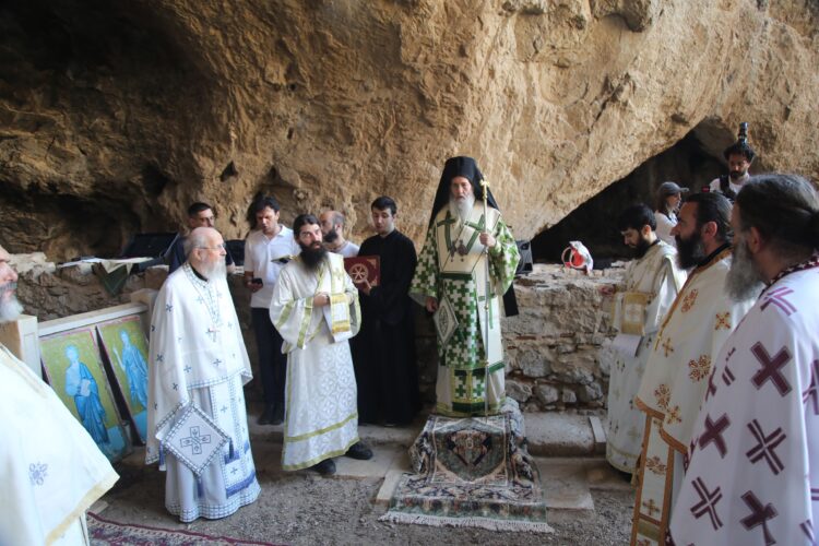 Θεία Λειτουργία στό Σπήλαιο τοῦ Ἁγίου Νικολάου Βαράσοβας