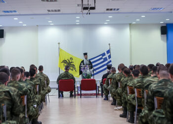 Ο Φθιώτιδος Συμεών κοντά στους οπλίτες του ΚΕΥΠ