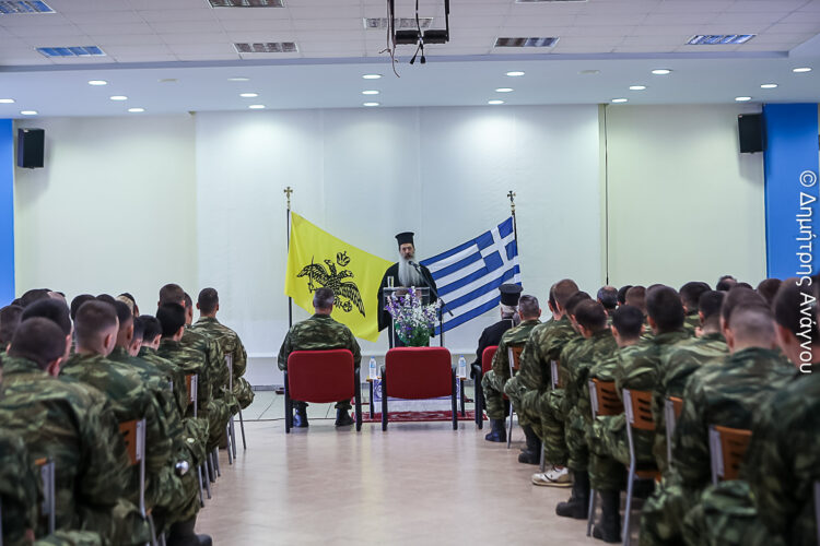 Ο Φθιώτιδος Συμεών κοντά στους οπλίτες του ΚΕΥΠ