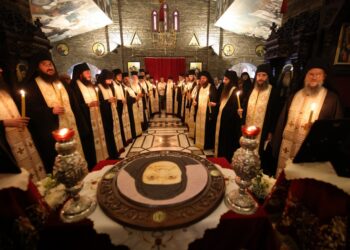 Τέσσερεις Αρχιερείς, πλήθος ιερέων και λαού για την Γερόντισσα Παϊσία την Ελεήμονα