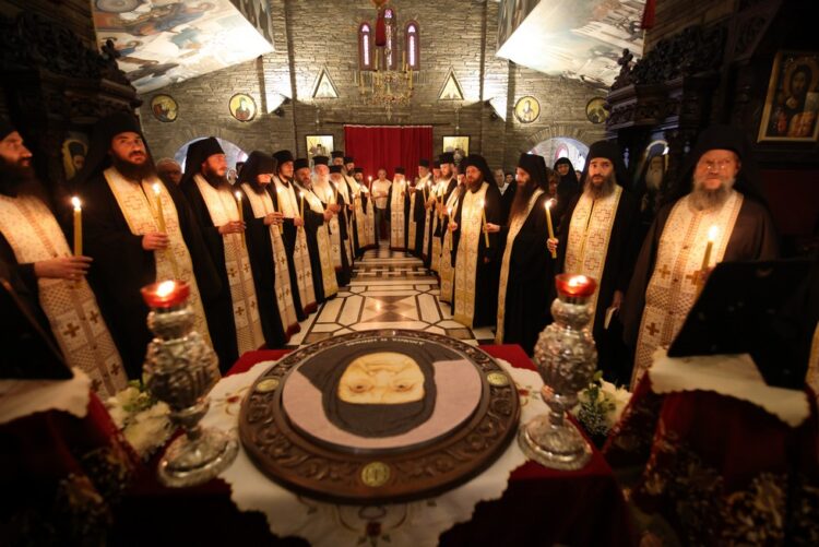 Τέσσερεις Αρχιερείς, πλήθος ιερέων και λαού για την Γερόντισσα Παϊσία την Ελεήμονα