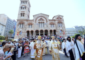 Η λαμπρή Ιερά πανήγυρις του Καθεδρικού Ιερού Ναού Αγίας Τριάδος Πειραιώς