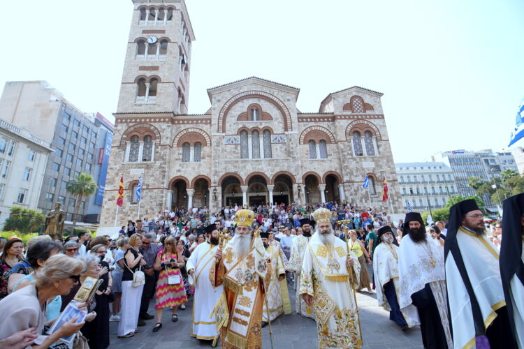 Η λαμπρή Ιερά πανήγυρις του Καθεδρικού Ιερού Ναού Αγίας Τριάδος Πειραιώς