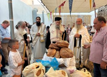 Ο Μητροπολίτης Παροναξίας στο εορτάζον  Παρεκκλήσιο της Αγίας Άννης ομωνύμου περιοχής Νάξου