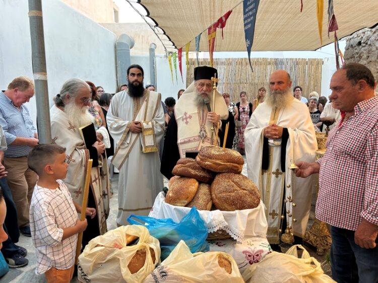 Ο Μητροπολίτης Παροναξίας στο εορτάζον  Παρεκκλήσιο της Αγίας Άννης ομωνύμου περιοχής Νάξου