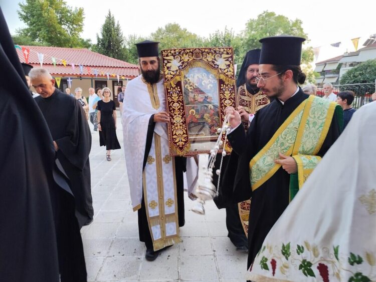 Πανηγυρική υποδοχή της θαυματουργού δίζωνης εικόνας της Παναγίας στον Ι.Ν. Αγίας Παρασκευής Καρδίτσης