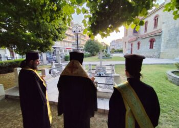 Τρισάγιο στον τάφο του  Μητροπολίτου πρώην Θεσσαλιώτιδος Ιεζεκιήλ την ημέρα της εορτής του Αγίου Προφήτη