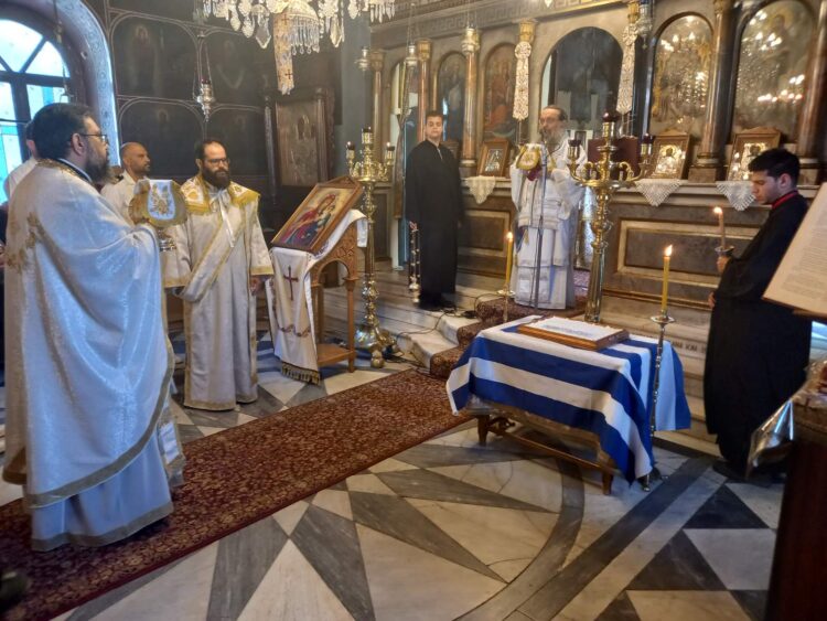 Θεία Λειτουργία υπέρ των ναυτικών στην ναυπρύτανι Χίο.