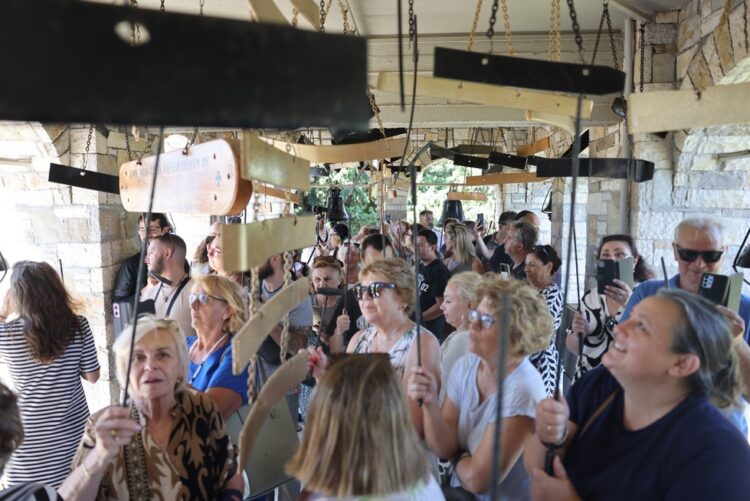 Πλήθη πιστών στην εορτή του Αγίου Σεραφείμ του Σάρωφ. Χτύπησαν μετά από 5 χρόνια τα 400 σήμαντρα και οι 62 καμπάνες