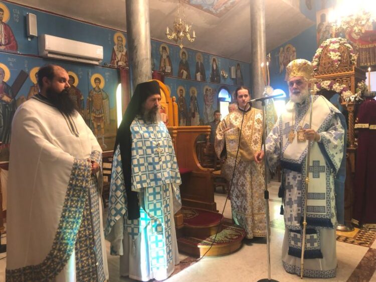 Ο ΕΠΙΣΚΟΠΟΣ ΣΚΟΠΕΛΟΥ ΙΕΡΟΥΡΓΟΣ ΕΝΩΠΙΟΝ ΤΗΣ ΤΙΜΙΑΣ ΚΑΡΑΣ ΤΟΥ ΑΓΙΟΥ ΠΑΝΤΕΛΕΗΜΟΝΟΣ