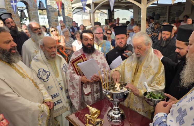 Θυρανοίξια Παρεκλησίου απο τον Μητροπολίτη Καρυστίας