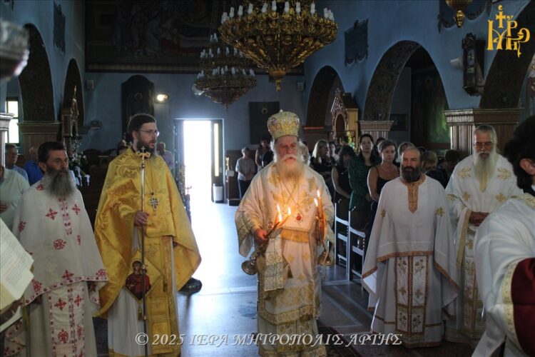 Αρχιερατική Λειτουργία στην Ενορία Φωτεινού Άρτης