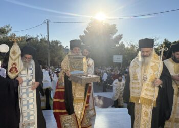 Τίμιο Ξύλο και Άρραφος Χιτώνας του Κυρίου μας στην Ι. Μητρόπολη Πειραιώς