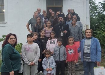 Ὁ Μητροπολίτης Καστορίας Καλλίνικος μέ τά παιδιά τοῦ Μελᾶ