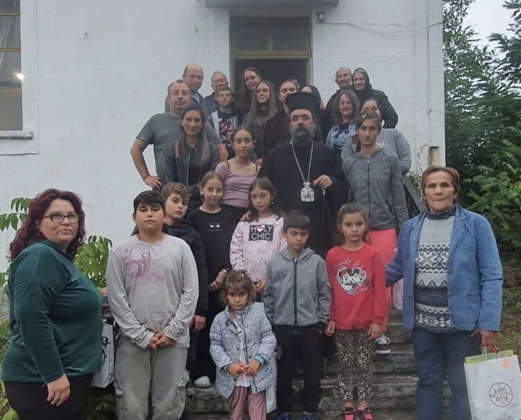 Ὁ Μητροπολίτης Καστορίας Καλλίνικος μέ τά παιδιά τοῦ Μελᾶ