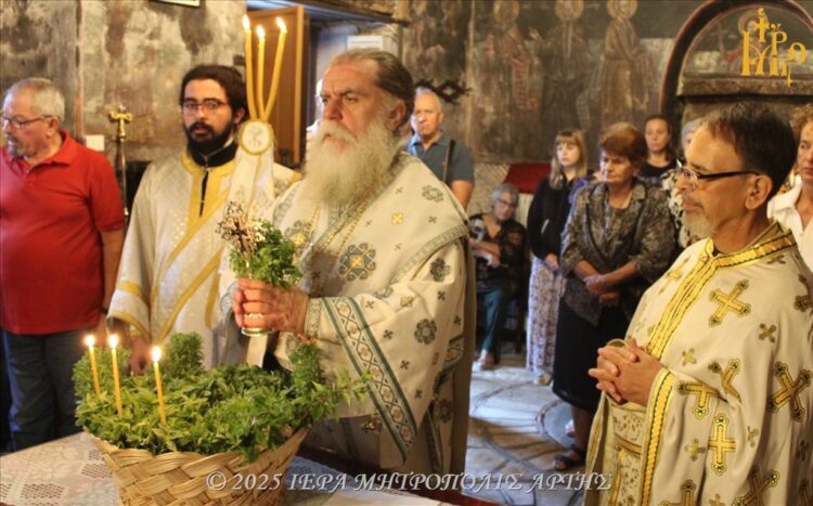 Μητροπολίτης Άρτης: “ο Τίμιος Σταυρός οδηγός ταπείνωσης και κλειδί Παραδείσου”