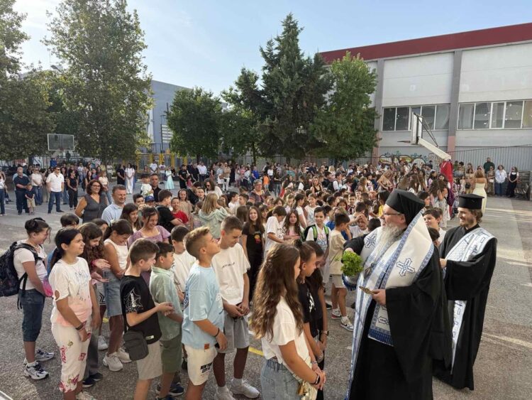 Αγιασμοί και ευχές Μητρ. Λαρίσης για την έναρξη της σχολικής χρονιάς