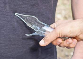 Χαράκωσε με γυαλί γονείς και αδελφό επειδή κάλεσαν ιερέα να διαβάσει ευχή