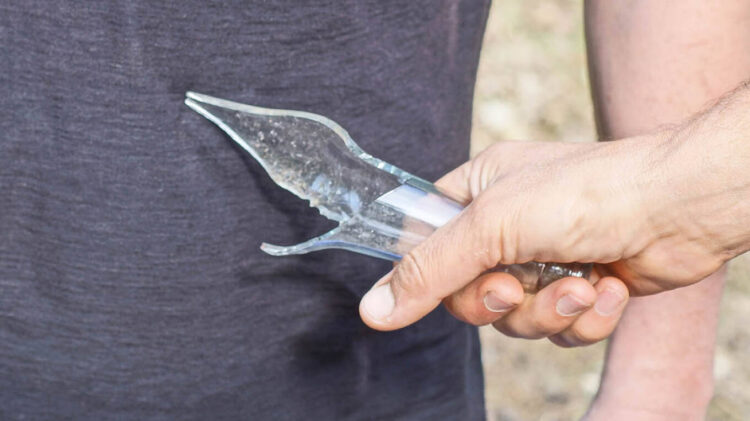 Χαράκωσε με γυαλί γονείς και αδελφό επειδή κάλεσαν ιερέα να διαβάσει ευχή