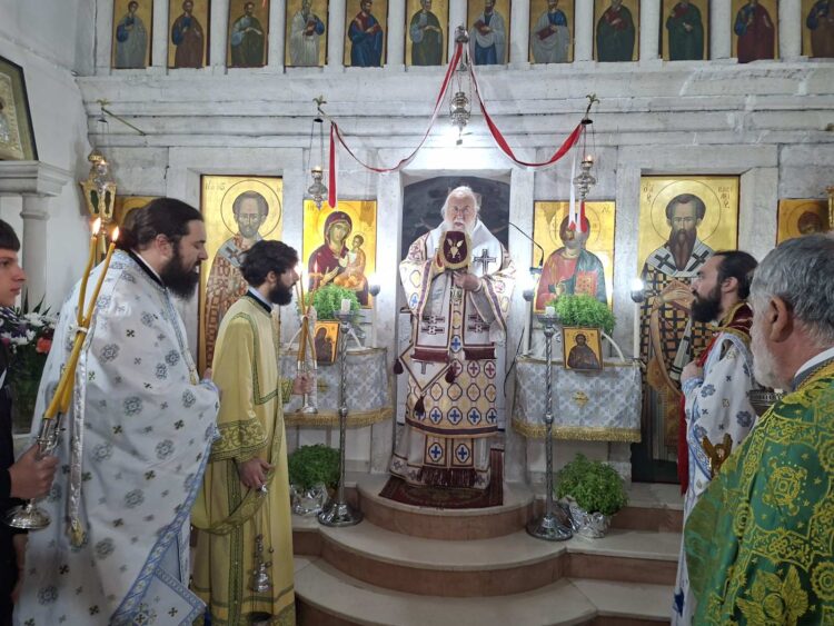 Ο Κερκύρας Νεκτάριος με τα παιδιά των κατασκηνώσεων